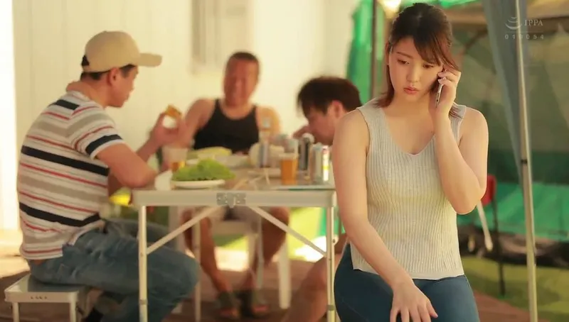 Người chồng khờ để người vợ tham gia sự kiện cắm trại với mấy gã cạnh bên nhà và cái kết