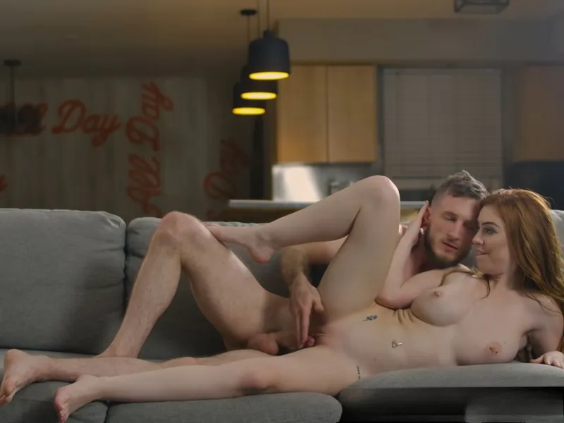 đang tăng ca mà cô bạn gái cứ dùng cô bé dụ tôi doggy cùng em