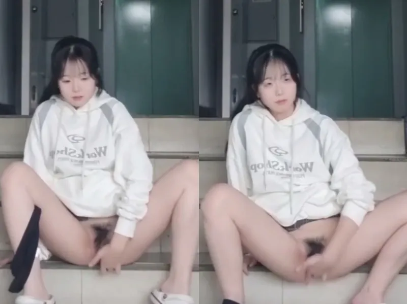 Gái xinh mặc baby mới lớn đang móc lồn thì có người đi qua